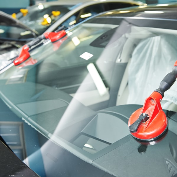 What auto glass service to call when windshield is broken 